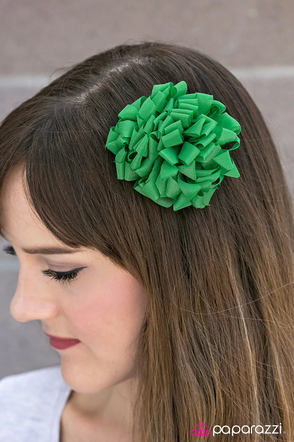 Accesorios para el cabello de paparazzi ~ Agita tu pompón - Verde