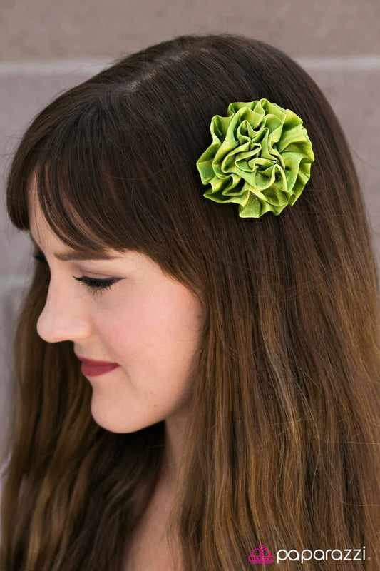 Accesorios para el cabello de Paparazzi ~ La vida es RUFFLE - Verde