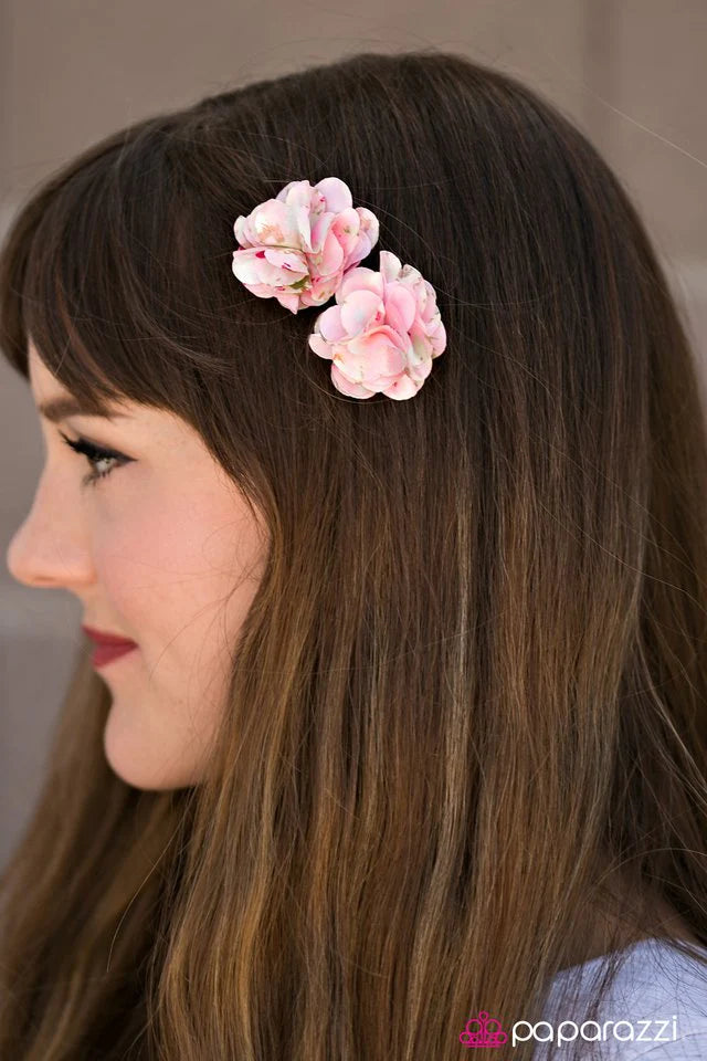 Accesorios para el cabello de Paparazzi ~ Cherry Fields - Rosa