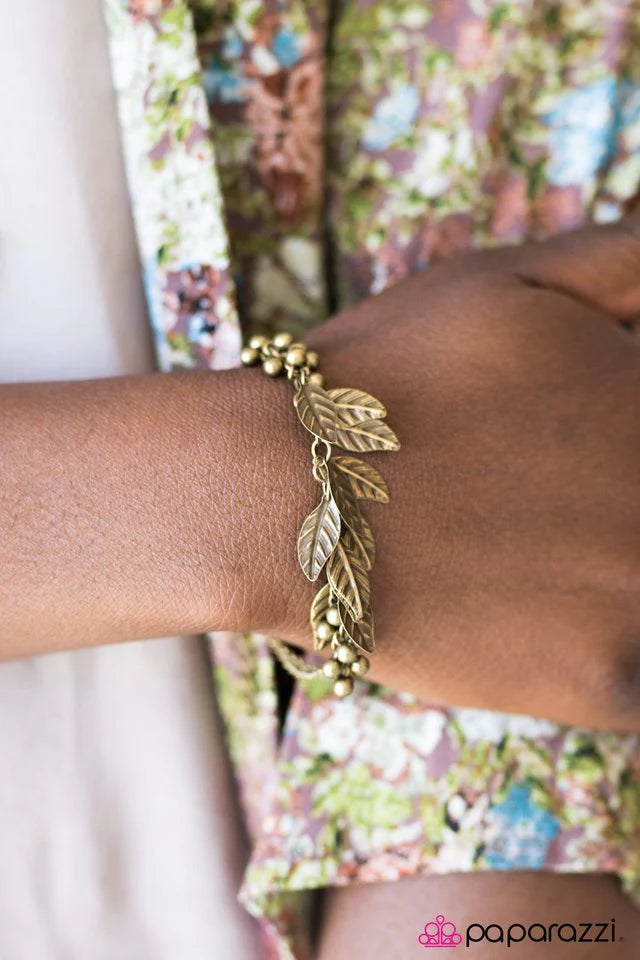 Pulsera Paparazzi ~ Race Against The FLOCK - Latón