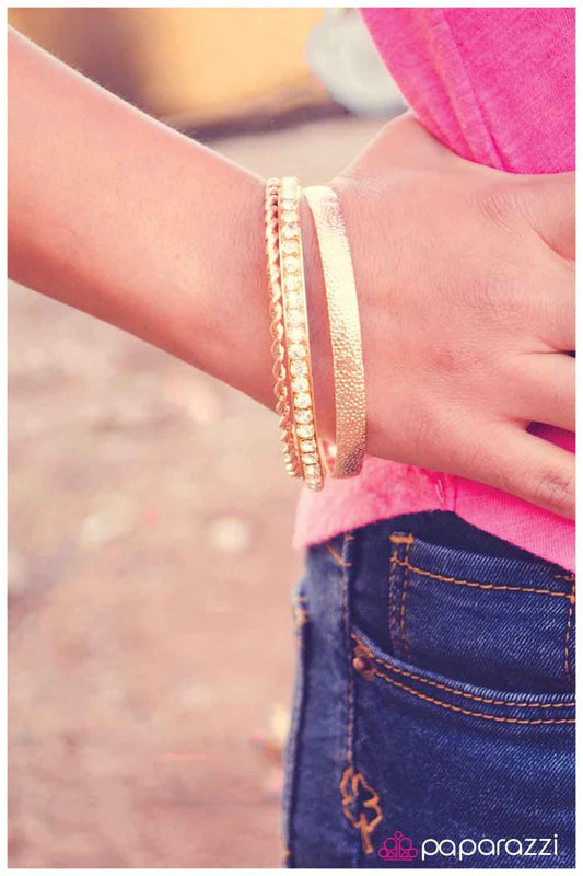 Pulsera Paparazzi ~ Si la corona te queda bien... - Oro