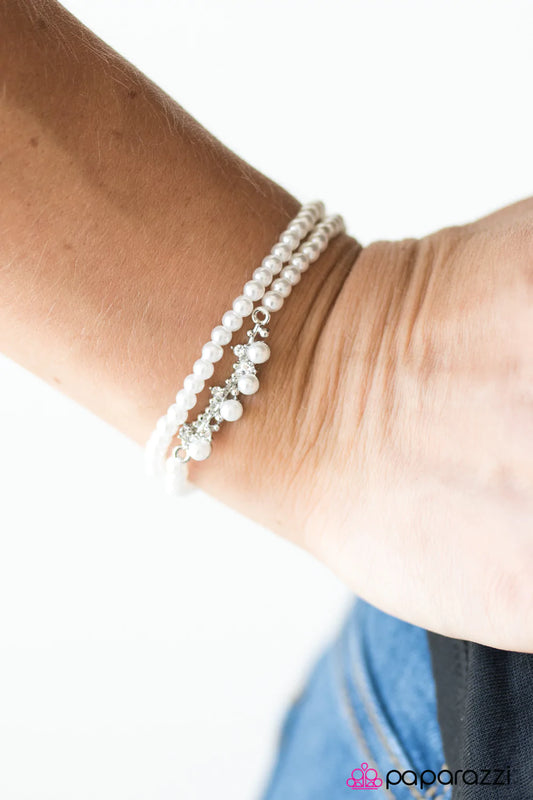 Pulsera Paparazzi ~ Refinamiento intenso - Blanco