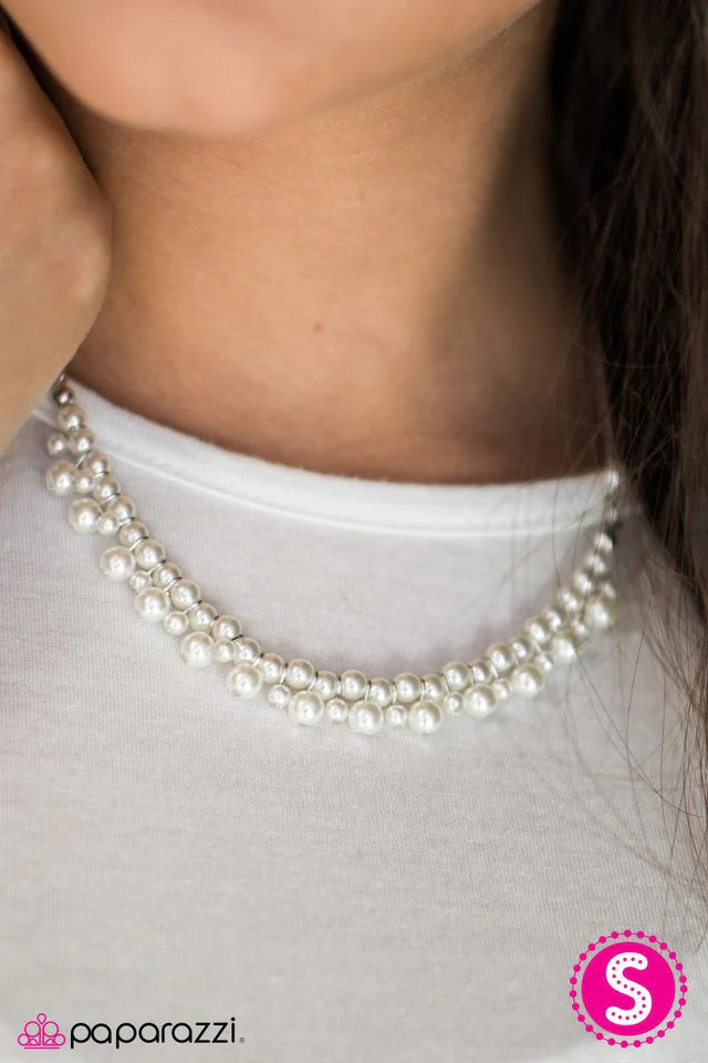 Collar Paparazzi ~ Belleza Divina - Blanco