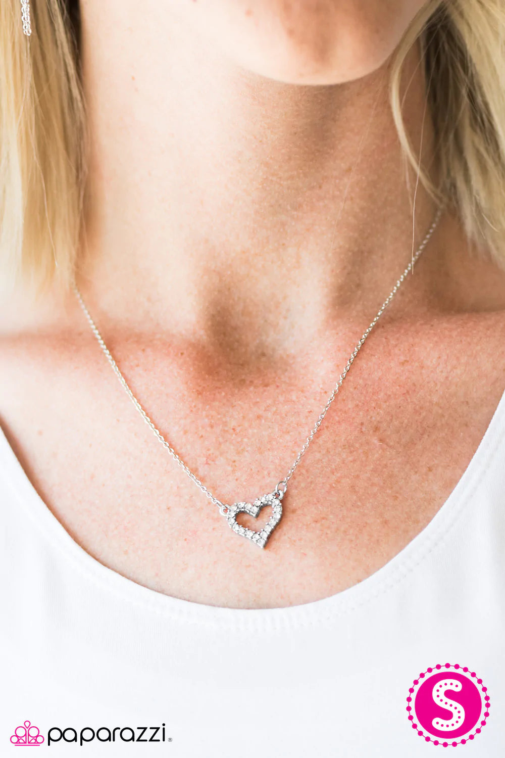 Paparazzi Necklace ~ Glitter In Her Heart - White