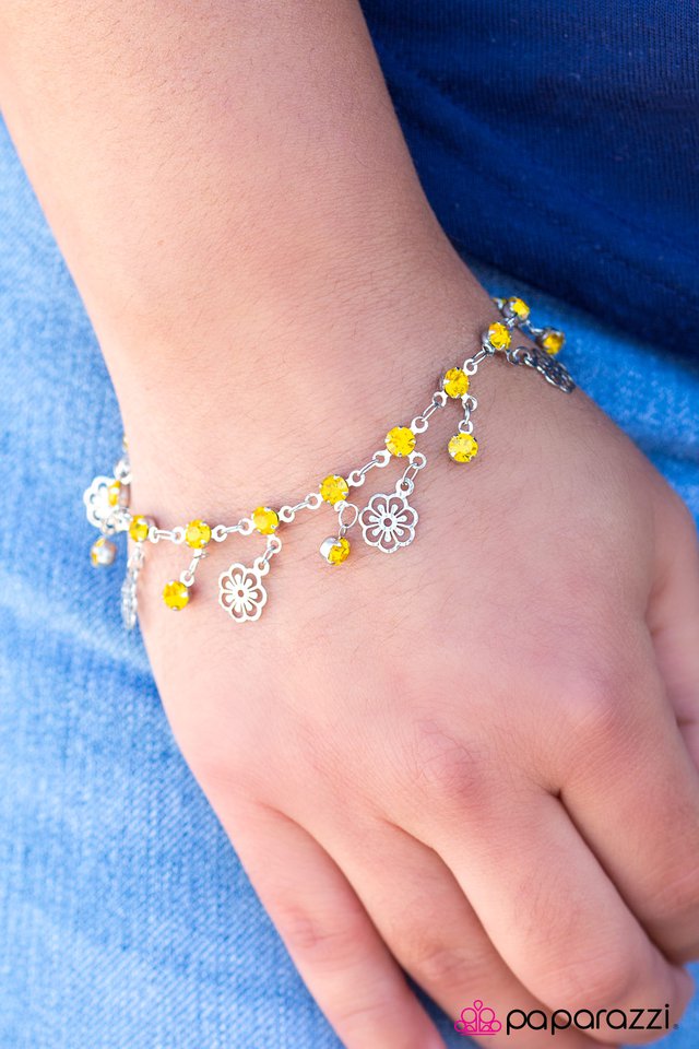 Paparazzi Bracelet ~ Hibiscus Breeze - Yellow