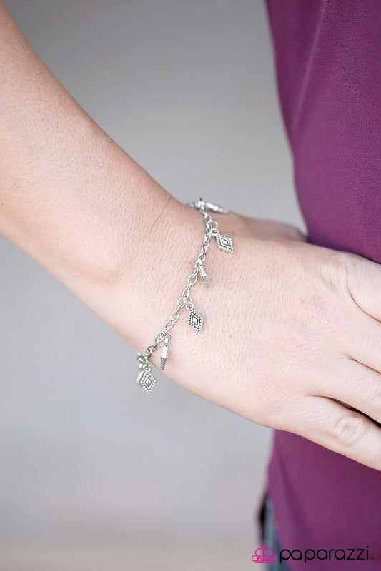 Pulsera Paparazzi ~ Dunas de diamantes - Plata