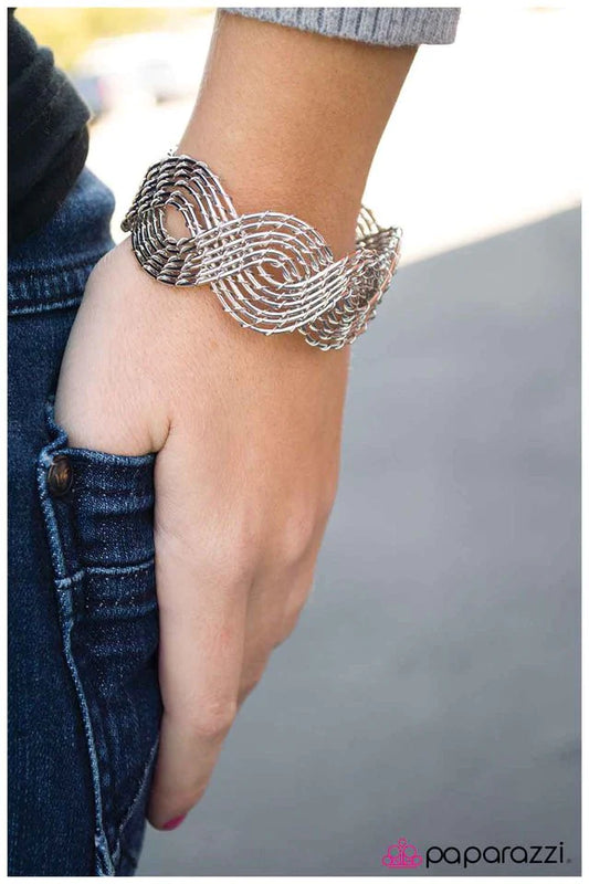 Pulsera Paparazzi ~ Infinitamente entrelazada - Plata