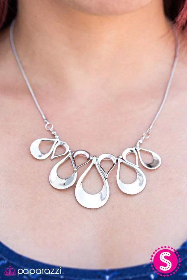 Paparazzi Candescent Coils - Silver Necklace - A Finishing Touch Jewelry Paparazzi Candescent Coils - Silver Necklace - A Finishing Touch Jewelry