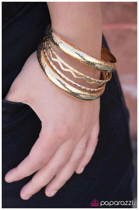 Pulsera Paparazzi ~ Todo es cuestión de mí - Oro