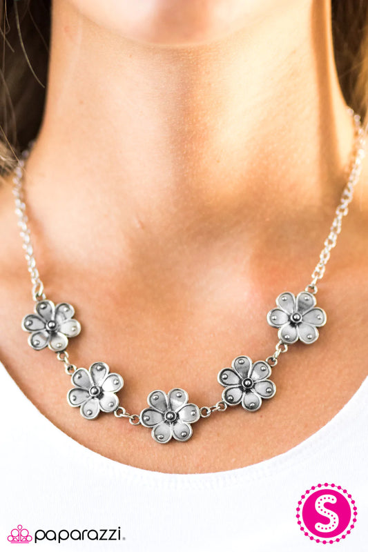 Collar Paparazzi ~ La Tierra Ríe en Flores - Plata