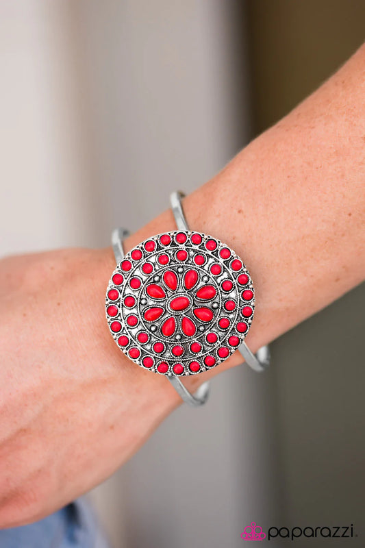 Pulsera Paparazzi ~ Desiertos florecientes - Rojo