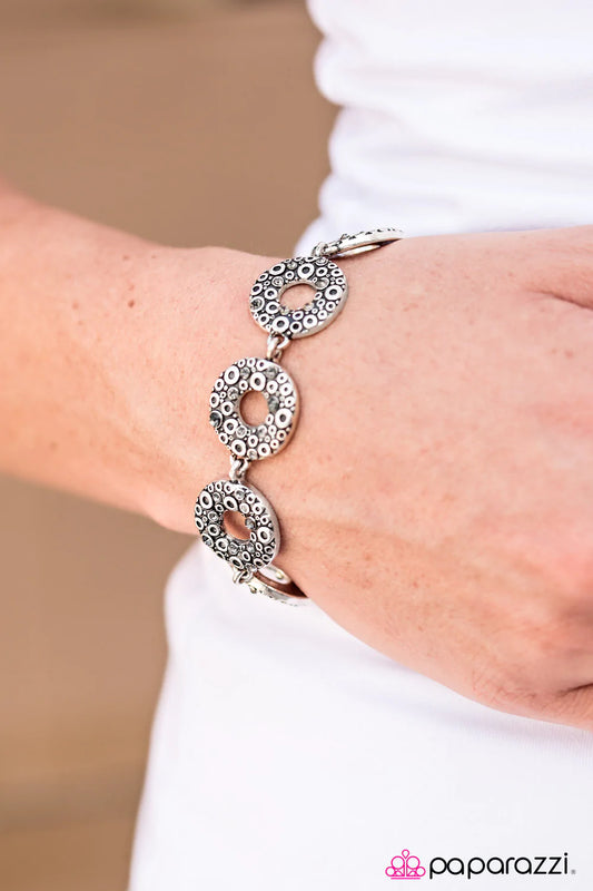 Pulsera Paparazzi ~ Omega Shine - Plata