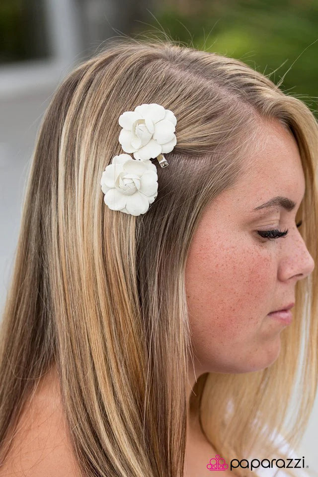 Accesorios para el cabello de Paparazzi ~ Romance en ciernes - Blanco