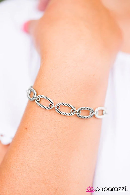 Pulsera Paparazzi ~ Estilo callejero - Plata