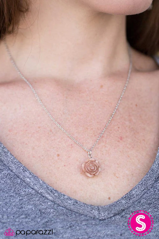 Collar Paparazzi ~ Rosa de verano - Marrón
