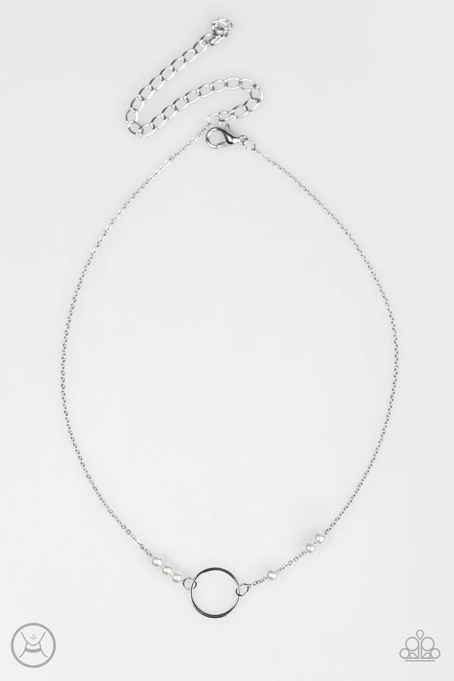 Collar Paparazzi ~ Brillo informal - Blanco