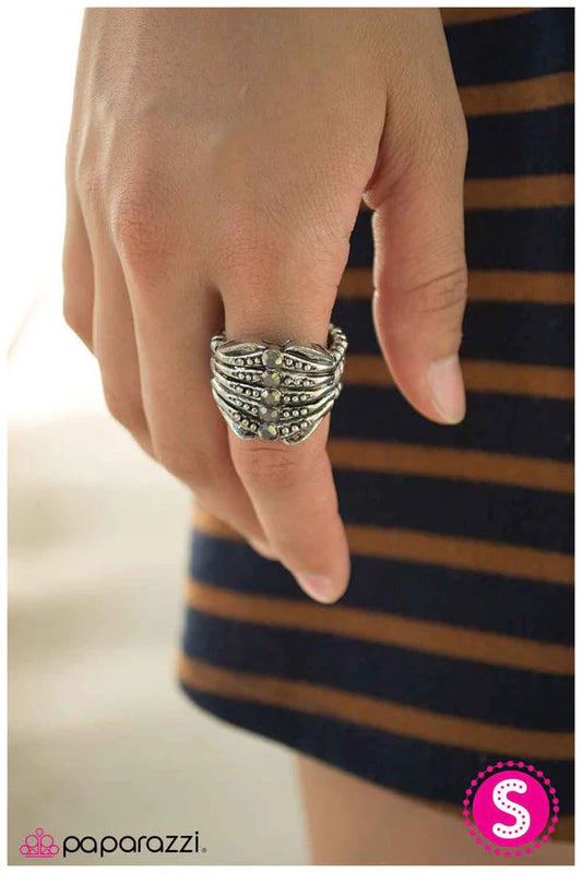 Anillo Paparazzi ~ Button Up - Plata