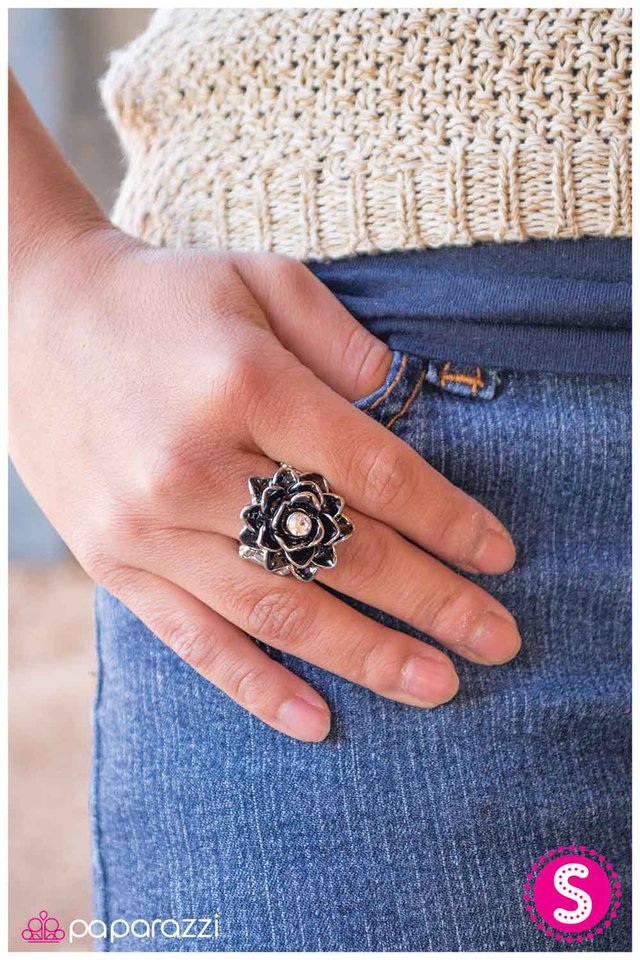 Anillo Paparazzi ~ Midnight Blooms - Negro