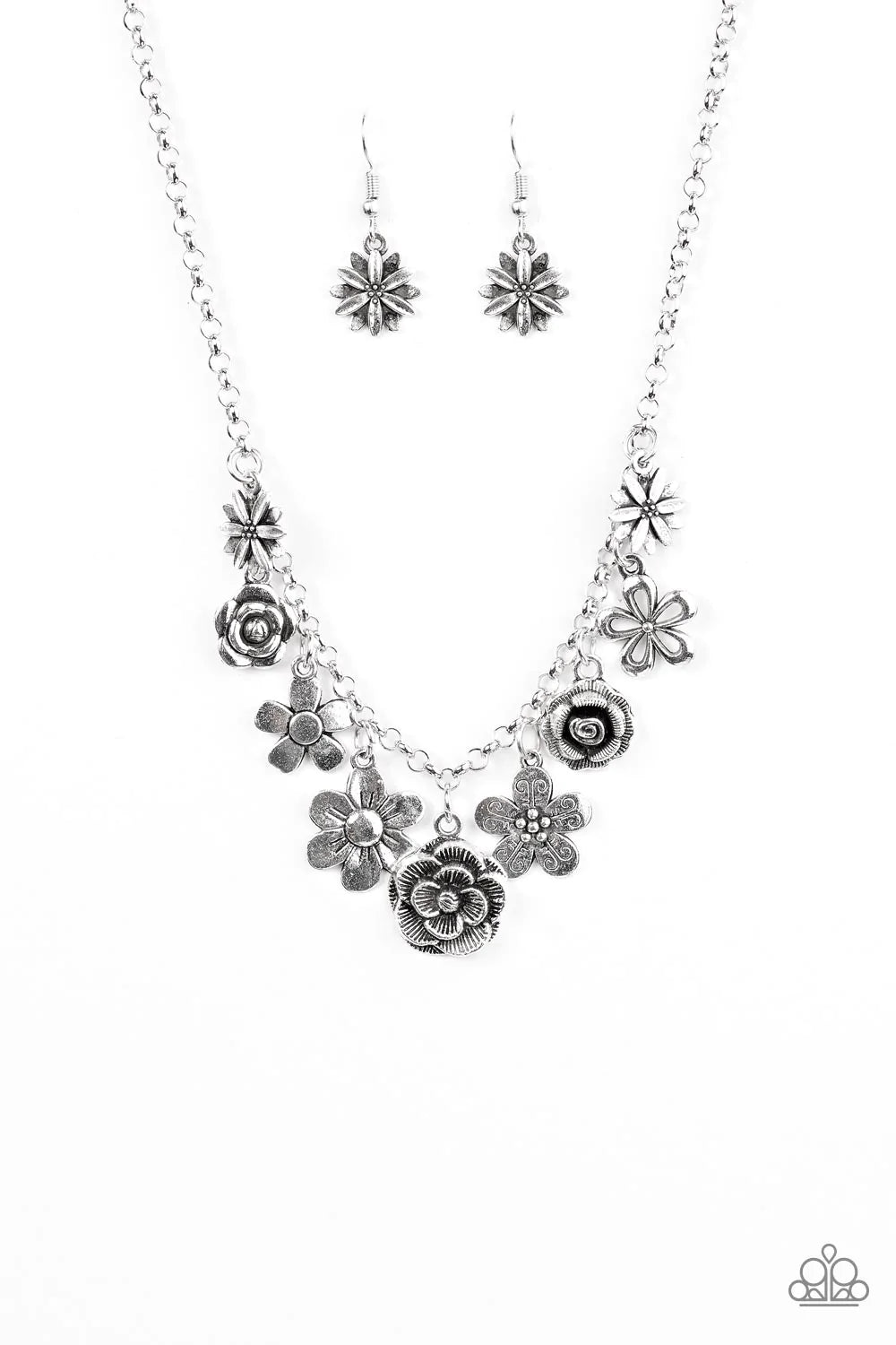 Collar Paparazzi ~ Head Over ROSES - Plata