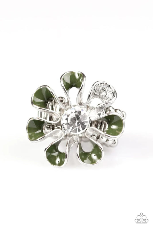 Anillo de paparazzi ~ Parche de flores en flor - Verde