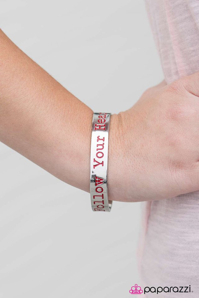 Pulsera Paparazzi ~ Dondequiera que te lleve tu corazón - Rojo