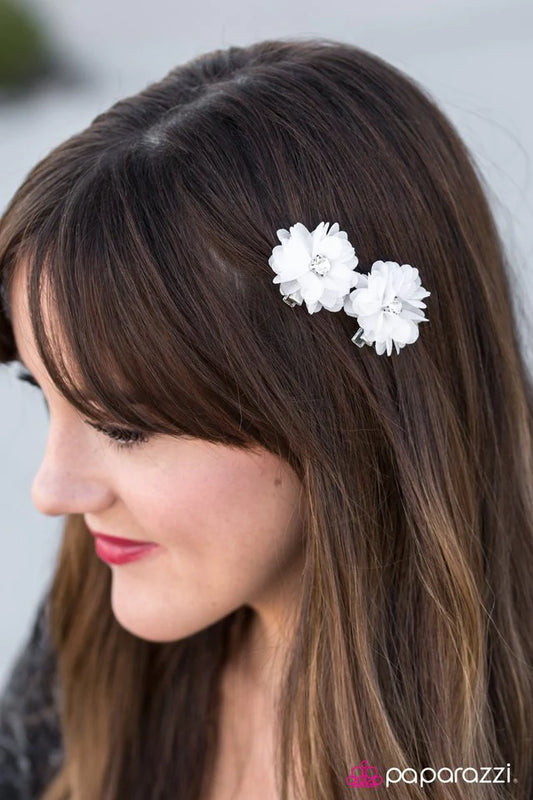 Accesorios para el cabello de Paparazzi ~ Parches de flores de moda - Blanco