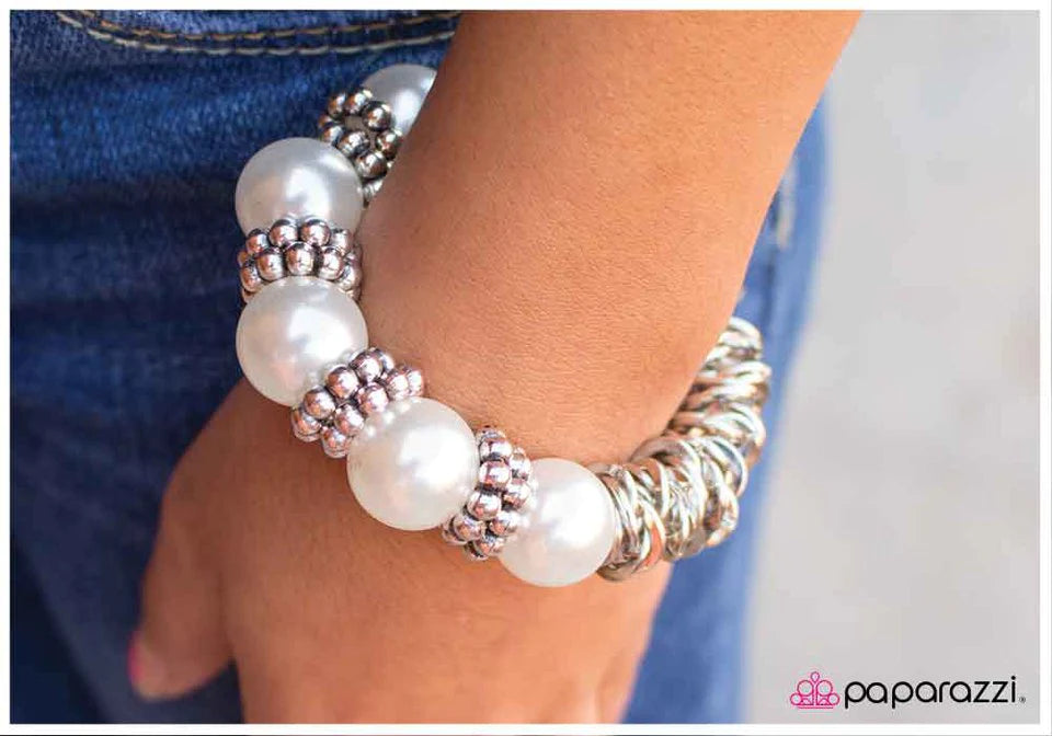 Pulsera Paparazzi ~ Miss Understood - Blanca