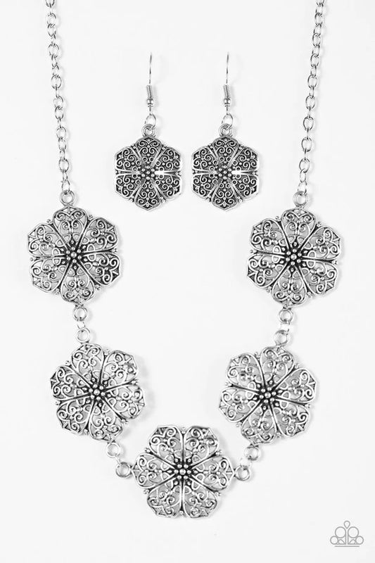 Collar Paparazzi ~ Fluorescencia floral - Plata