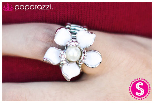 Anillo Paparazzi ~ Ubicado en la opulencia - Blanco