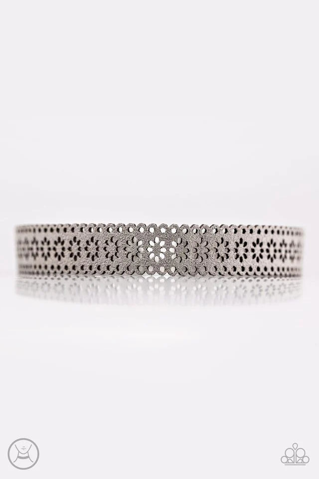 Collar Paparazzi ~ Daisy Debonair - Plata