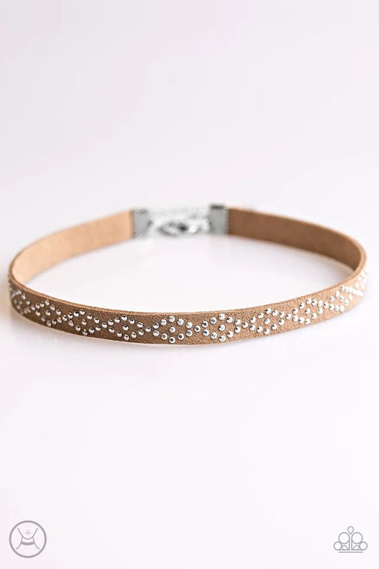 Collar Paparazzi ~ Mojave moderno - Marrón