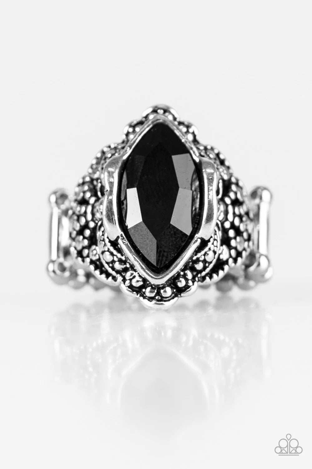 Anillo Paparazzi ~ Queenly Gardens - Negro