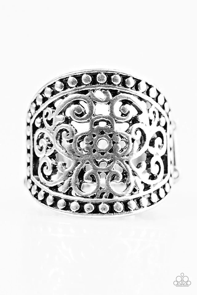 Anillo Paparazzi ~ Floral Finale - Plata