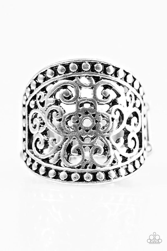 Anillo Paparazzi ~ Floral Finale - Plata