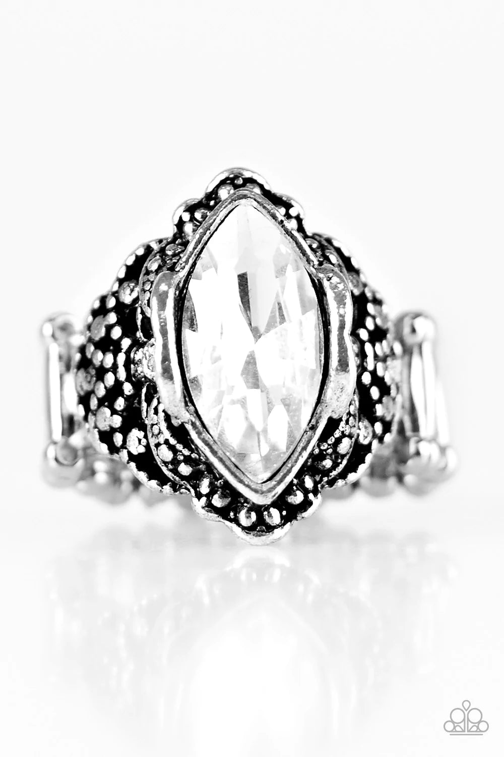 Anillo Paparazzi ~ Queenly Gardens - Blanco