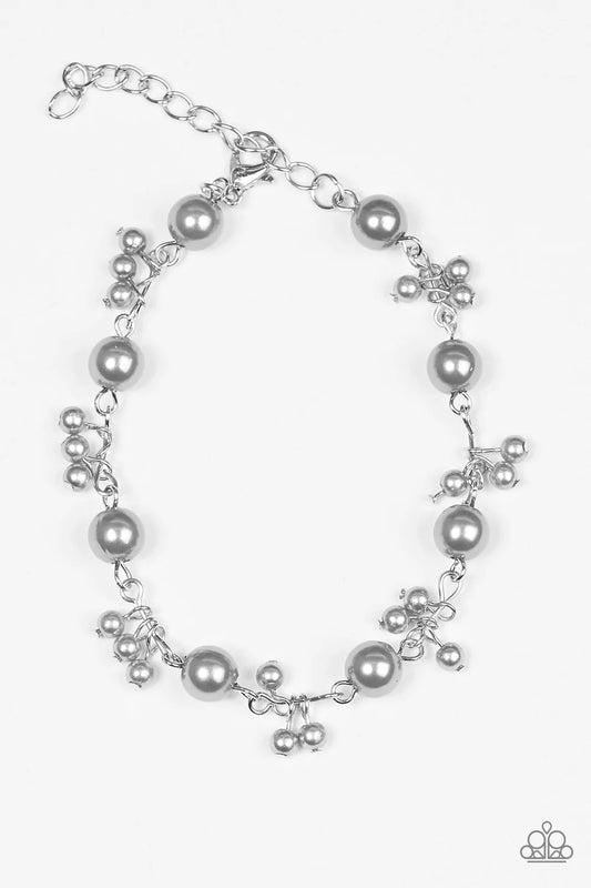 Pulsera Paparazzi ~ Posh In Pearls - Plata