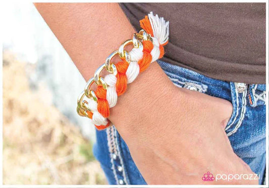 Pulsera Paparazzi ~ Colgando de un hilo - Naranja