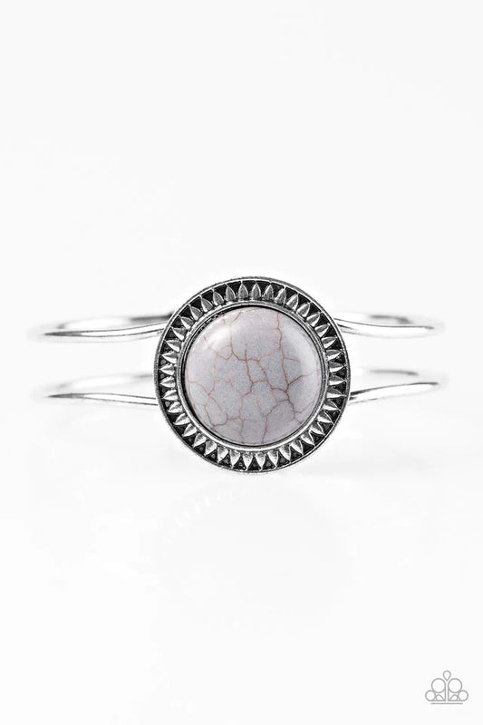 Pulsera Paparazzi ~ En DUNE With The Times - Plata