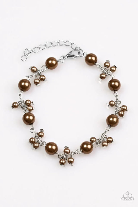 Pulsera Paparazzi ~ Posh In Pearls - Marrón