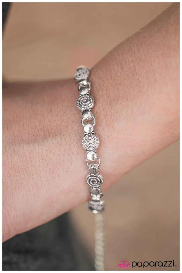 Pulsera Paparazzi ~ Pura y sencilla - Plata