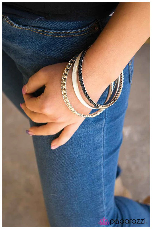 Pulsera Paparazzi ~ Los polos opuestos se atraen - Blanco