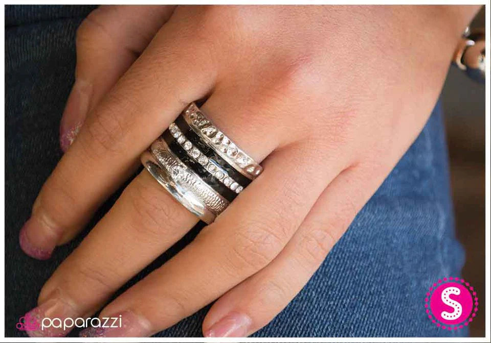 Anillo Paparazzi ~ Stack the Deck - Negro