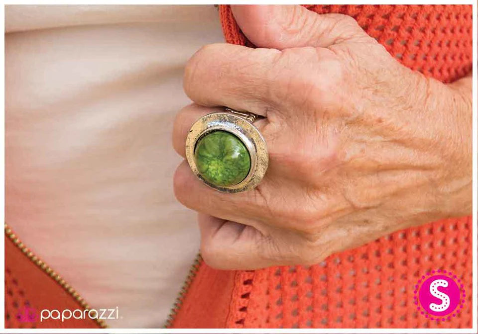 Anillo Paparazzi ~ El mundo gira a tu alrededor - Verde