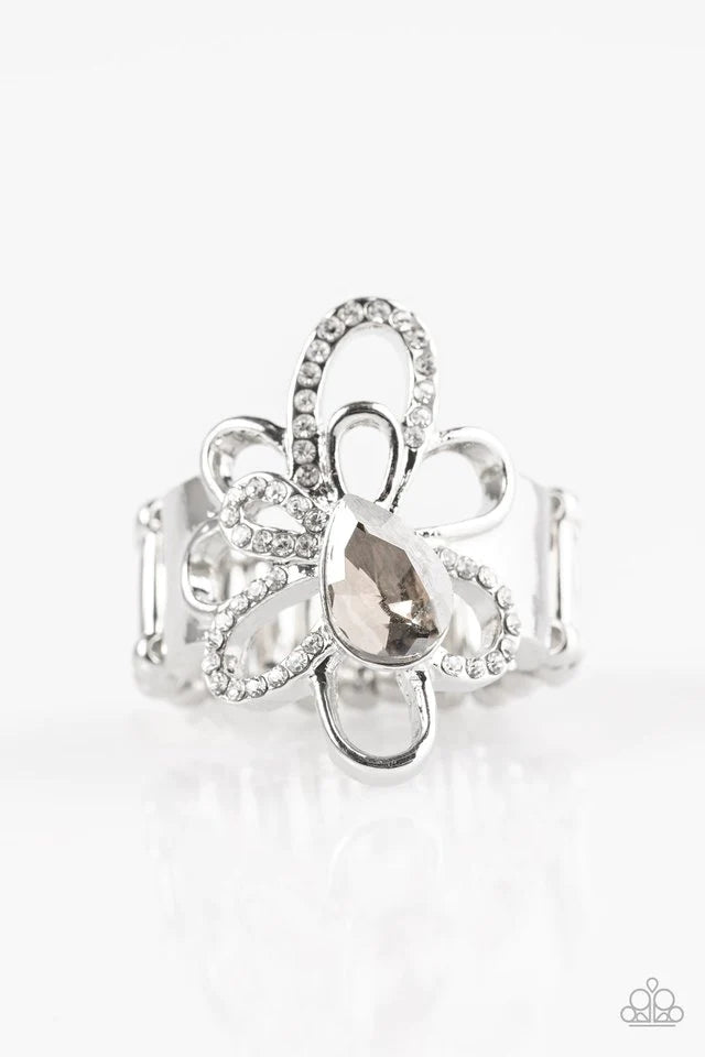 Anillo Paparazzi ~ Fancy Finale - Plata