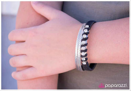 Pulsera Paparazzi ~ Brilla como un diamante - Negro