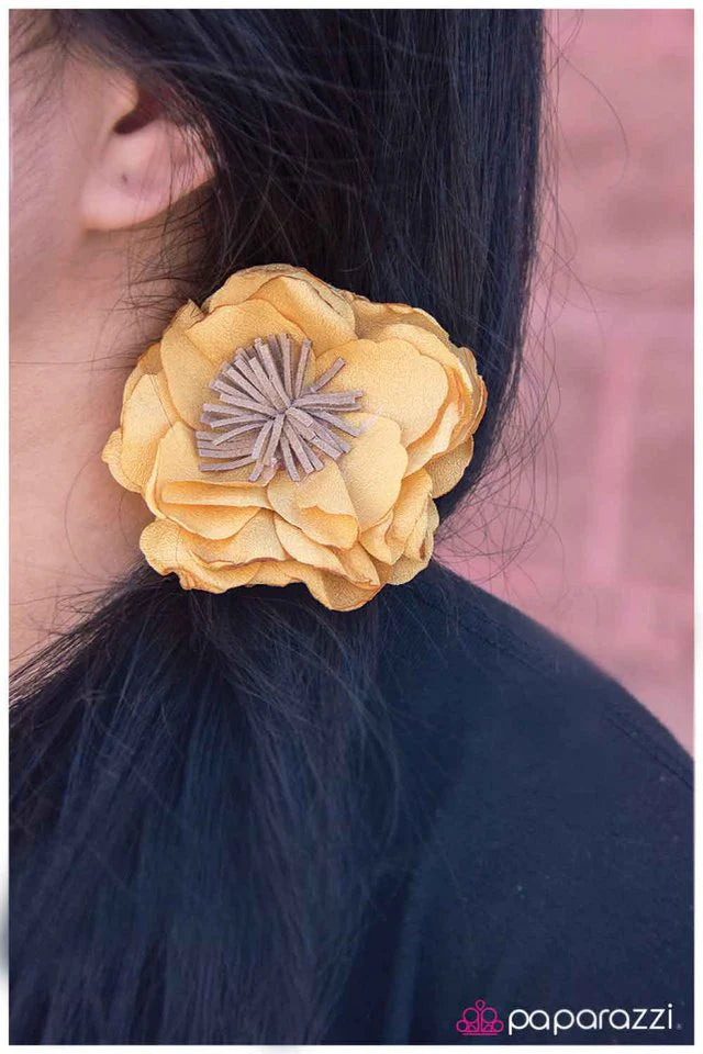 Accesorios para el cabello de los paparazzi ~ Pucker Up, Buttercup - Amarillo