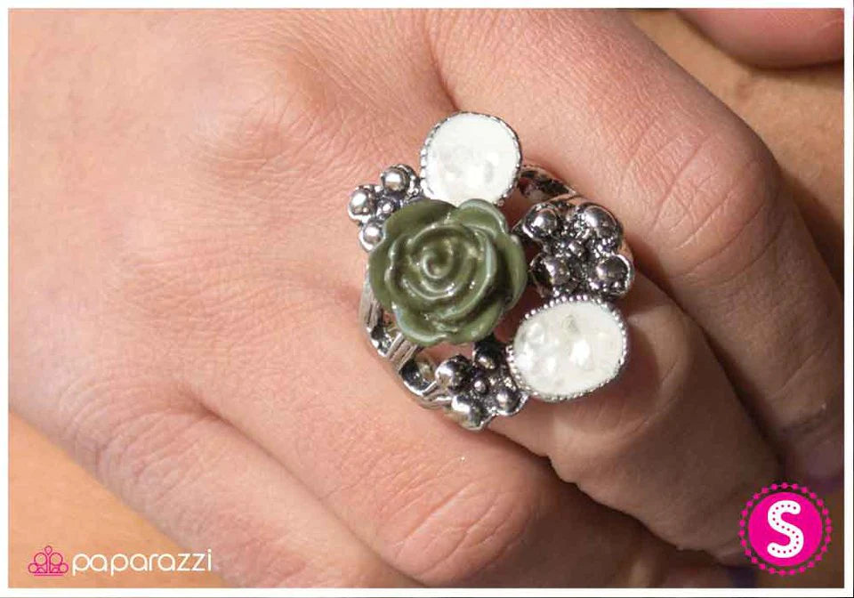 Anillo Paparazzi ~ Con cualquier otro nombre - Verde