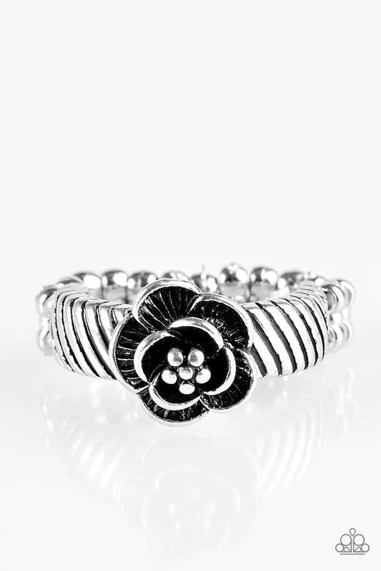 Anillo Paparazzi ~ Fleur de Fabulous - Plata