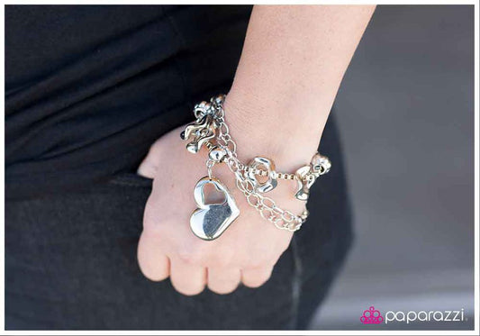 Pulsera Paparazzi ~ Ponle corazón - Plata