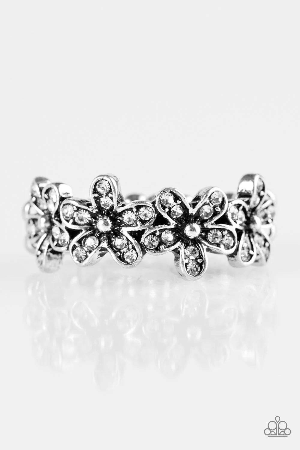 Paparazzi Ring ~ Daisy Dazzle - White